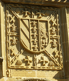 Escudo de la Divisa sobre la entrada de la Basílica de Santa María de la Piscina. Réplica de 1975 del original de 1530