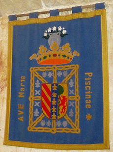 Repostero con el escudo de armas de la Divisa, en la Basílica de Santa María de la Piscina