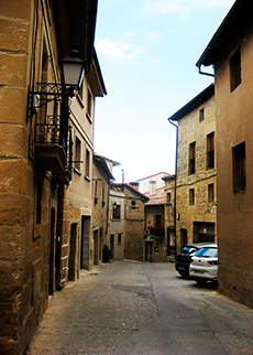 Una calle en la villa divisera de San Vicente de la Sonsierra